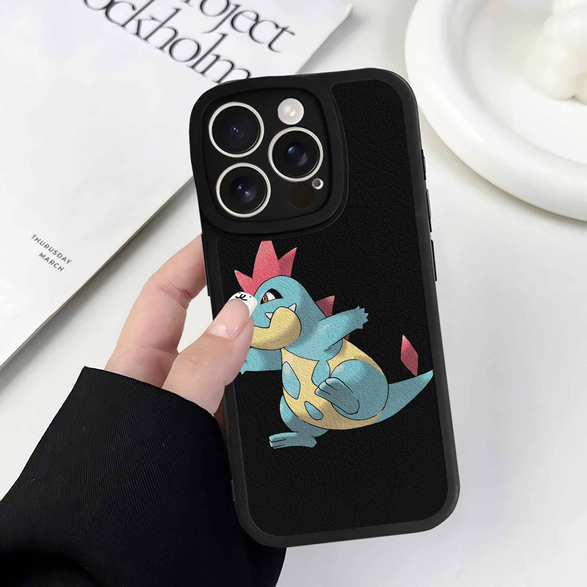 （画像用） ポケットモンスター Pokémon 【iPhone 16シリーズ対応】シリコンスマホケース（レザー調） 材質：シリコン